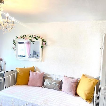 Happy Place With Kitchenette- Female Only لندن المظهر الخارجي الصورة