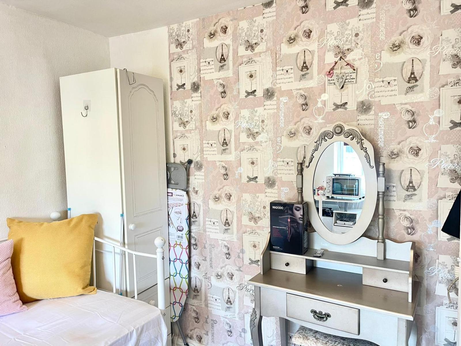 Happy Place With Kitchenette- Female Only لندن المظهر الخارجي الصورة