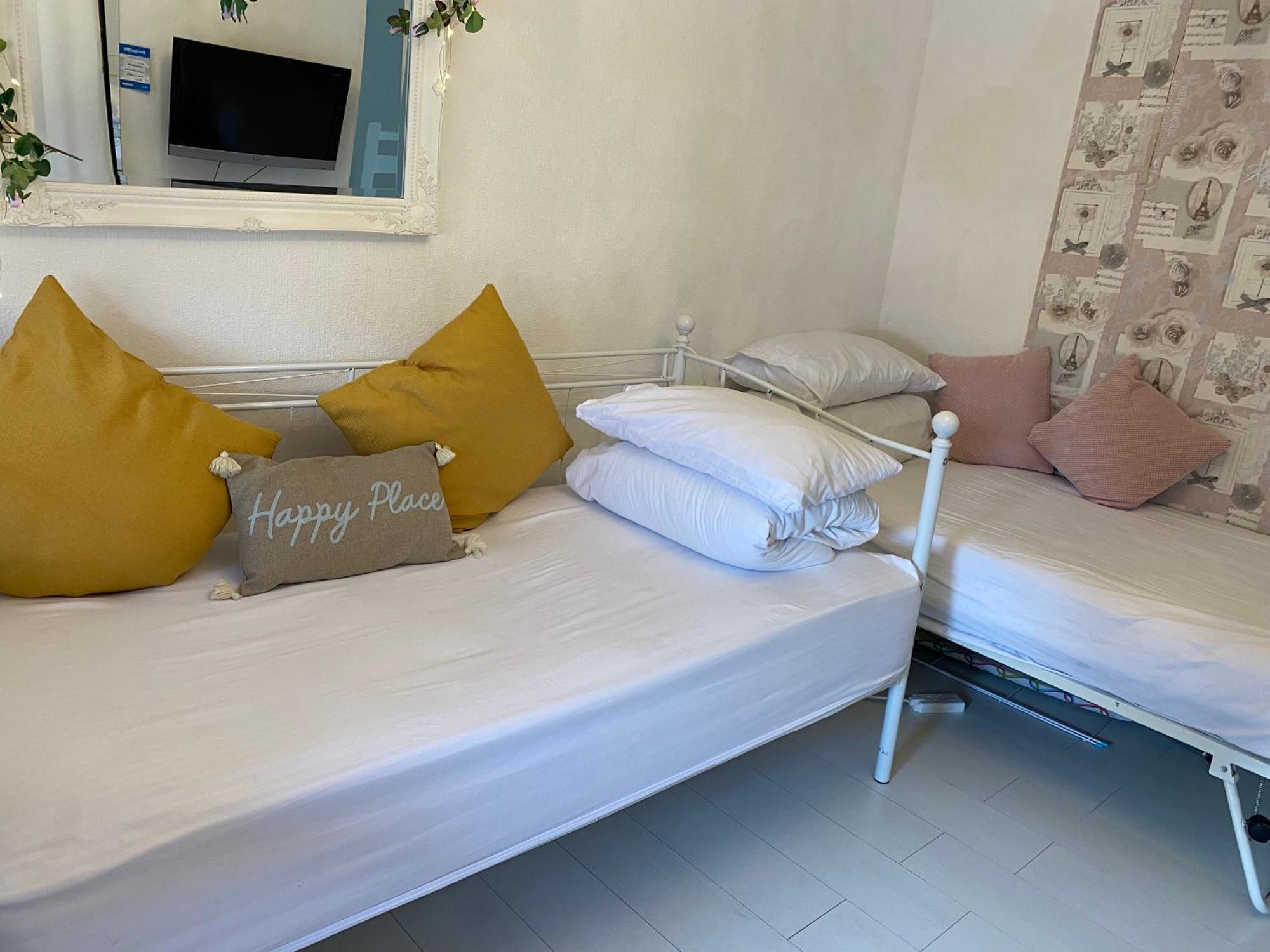 Happy Place With Kitchenette- Female Only لندن المظهر الخارجي الصورة